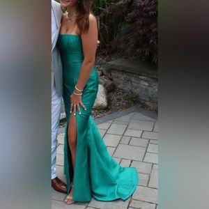 Emerald green strapless Sherri Hill prom dress